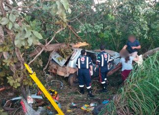 Acidente fatal em João Pinheiro deixa um morto e duas feridas na BR-365 Carro destruído após bater em árvore no canteiro da BR-365 em João Pinheiro.