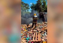 Carretas pegam fogo após colisão na BR-153 e motoristas morrem no local Imagem de fumaça densa e destroços de duas carretas queimadas na rodovia BR-153