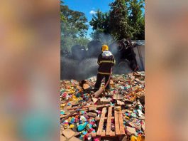 Carretas pegam fogo após colisão na BR-153 e motoristas morrem no local Imagem de fumaça densa e destroços de duas carretas queimadas na rodovia BR-153