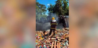 Carretas pegam fogo após colisão na BR-153 e motoristas morrem no local Imagem de fumaça densa e destroços de duas carretas queimadas na rodovia BR-153