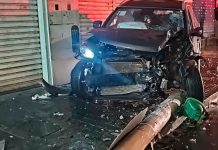 Carro derruba poste após colisão no cruzamento da Floriano Peixoto em Uberlândia Carro batido ao lado de poste caído no cruzamento da Avenida Floriano Peixoto em Uberlândia.