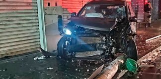 Carro derruba poste após colisão no cruzamento da Floriano Peixoto em Uberlândia Carro batido ao lado de poste caído no cruzamento da Avenida Floriano Peixoto em Uberlândia.