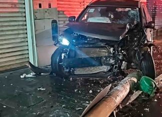 Carro derruba poste após colisão no cruzamento da Floriano Peixoto em Uberlândia Carro batido ao lado de poste caído no cruzamento da Avenida Floriano Peixoto em Uberlândia.