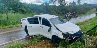 Caminhoneiro de 24 anos morre em acidente envolvendo três veículos em Presidente Olegário Caminhão e caminhonete acidentados na rodovia MG-410 em Presidente Olegário.