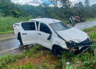 Caminhoneiro de 24 anos morre em acidente envolvendo três veículos em Presidente Olegário Caminhão e caminhonete acidentados na rodovia MG-410 em Presidente Olegário.