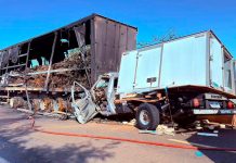 Tragédia em Sacramento: Caminhonete bate em caminhão em chamas e mata pai e filho Local de acidente na rodovia MG-428 com presença de equipes de resgate e caminhão de sucata.