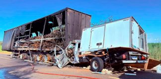 Tragédia em Sacramento: Caminhonete bate em caminhão em chamas e mata pai e filho Local de acidente na rodovia MG-428 com presença de equipes de resgate e caminhão de sucata.