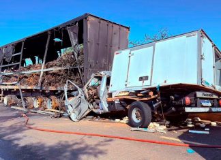 Tragédia em Sacramento: Caminhonete bate em caminhão em chamas e mata pai e filho Local de acidente na rodovia MG-428 com presença de equipes de resgate e caminhão de sucata.