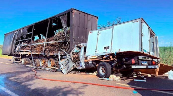 Tragédia em Sacramento: Caminhonete bate em caminhão em chamas e mata pai e filho Local de acidente na rodovia MG-428 com presença de equipes de resgate e caminhão de sucata.