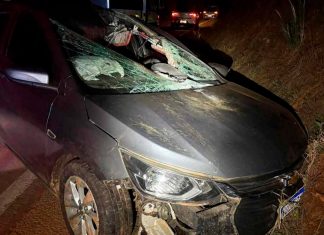 Acidente em Araxá: Cano de ração se desprende de caminhão e provoca morte na rodovia Local do acidente na MGC-146 em Araxá, mostrando danos causados por peça que se soltou de caminhão.