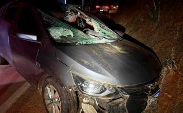 Acidente em Araxá: Cano de ração se desprende de caminhão e provoca morte na rodovia Local do acidente na MGC-146 em Araxá, mostrando danos causados por peça que se soltou de caminhão.