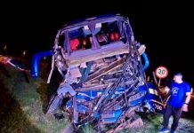 Acidente entre ônibus e carreta mata dois e fere mais de 30 na BR-050, no Triângulo Mineiro Ônibus com a frente destruída após bater na traseira de uma carreta na rodovia BR-050 em Uberaba.