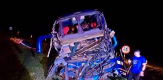 Acidente entre ônibus e carreta mata dois e fere mais de 30 na BR-050, no Triângulo Mineiro Ônibus com a frente destruída após bater na traseira de uma carreta na rodovia BR-050 em Uberaba.