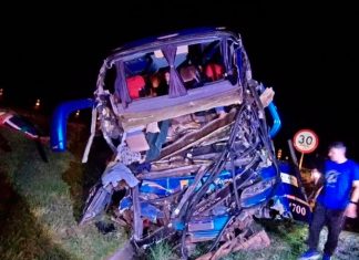 Acidente entre ônibus e carreta mata dois e fere mais de 30 na BR-050, no Triângulo Mineiro Ônibus com a frente destruída após bater na traseira de uma carreta na rodovia BR-050 em Uberaba.