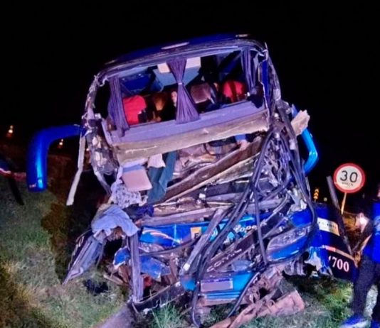 Acidente entre ônibus e carreta mata dois e fere mais de 30 na BR-050, no Triângulo Mineiro Ônibus com a frente destruída após bater na traseira de uma carreta na rodovia BR-050 em Uberaba.