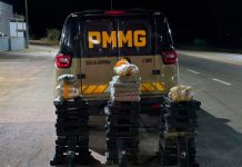 Fuga e Apreensão: Motorista abandona Fiat Uno com 102 barras de maconha em Patos de Minas Dezenas de barras de maconha apreendidas pela PMRv ao lado de veículo Fiat Uno em Patos de Minas.