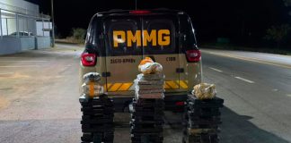 Fuga e Apreensão: Motorista abandona Fiat Uno com 102 barras de maconha em Patos de Minas Dezenas de barras de maconha apreendidas pela PMRv ao lado de veículo Fiat Uno em Patos de Minas.
