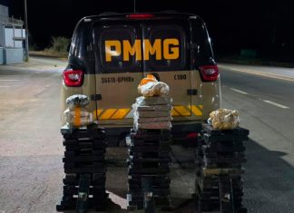 Fuga e Apreensão: Motorista abandona Fiat Uno com 102 barras de maconha em Patos de Minas Dezenas de barras de maconha apreendidas pela PMRv ao lado de veículo Fiat Uno em Patos de Minas.