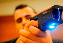 Câmara de Uberlândia aprova uso de armas de choque por agentes da Settran Agente de trânsito da Settran em operação de fiscalização em Uberlândia.