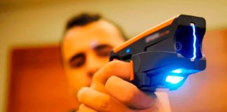 Câmara de Uberlândia aprova uso de armas de choque por agentes da Settran Agente de trânsito da Settran em operação de fiscalização em Uberlândia.