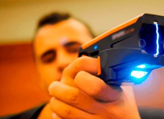 Câmara de Uberlândia aprova uso de armas de choque por agentes da Settran Agente de trânsito da Settran em operação de fiscalização em Uberlândia.