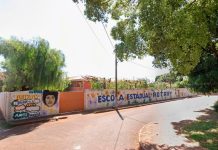 Ataque com canivete em escola de Ituiutaba mobiliza polícia e deixa feridos Fachada da Escola Rotary em Ituiutaba com viaturas da polícia e ambulância estacionadas na frente