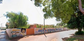 Ataque com canivete em escola de Ituiutaba mobiliza polícia e deixa feridos Fachada da Escola Rotary em Ituiutaba com viaturas da polícia e ambulância estacionadas na frente