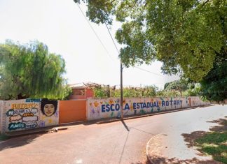 Ataque com canivete em escola de Ituiutaba mobiliza polícia e deixa feridos Fachada da Escola Rotary em Ituiutaba com viaturas da polícia e ambulância estacionadas na frente