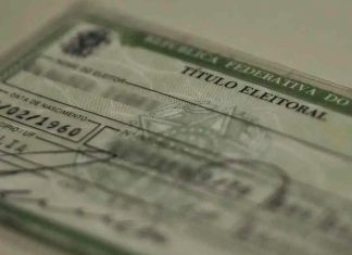 Justiça Eleitoral amplia atendimento em Uberlândia para reta final do cadastro Título de eleitor brasileiro sobre uma mesa, representando a regularização eleitoral