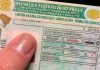 CNH em Minas: Exames médicos e psicológicos sofrem reajuste de 150% Carteira Nacional de Habilitação brasileira sobre uma mesa ao lado de um estetoscópio e caneta.