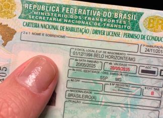 CNH em Minas: Exames médicos e psicológicos sofrem reajuste de 150% Carteira Nacional de Habilitação brasileira sobre uma mesa ao lado de um estetoscópio e caneta.