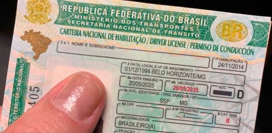 CNH em Minas: Exames médicos e psicológicos sofrem reajuste de 150% Carteira Nacional de Habilitação brasileira sobre uma mesa ao lado de um estetoscópio e caneta.