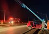 Perigo e Multa: Saiba quem paga a conta e como agir em batidas contra postes em Uberlândia Carro acidentado após colidir contra poste de energia elétrica em rua de Uberlândia.