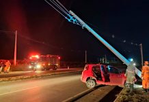 Perigo e Multa: Saiba quem paga a conta e como agir em batidas contra postes em Uberlândia Carro acidentado após colidir contra poste de energia elétrica em rua de Uberlândia.