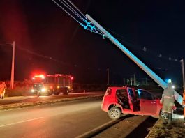 Perigo e Multa: Saiba quem paga a conta e como agir em batidas contra postes em Uberlândia Carro acidentado após colidir contra poste de energia elétrica em rua de Uberlândia.