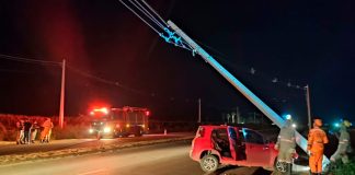 Perigo e Multa: Saiba quem paga a conta e como agir em batidas contra postes em Uberlândia Carro acidentado após colidir contra poste de energia elétrica em rua de Uberlândia.
