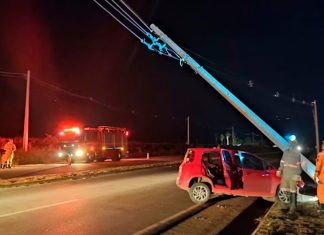 Perigo e Multa: Saiba quem paga a conta e como agir em batidas contra postes em Uberlândia Carro acidentado após colidir contra poste de energia elétrica em rua de Uberlândia.