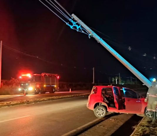 Perigo e Multa: Saiba quem paga a conta e como agir em batidas contra postes em Uberlândia Carro acidentado após colidir contra poste de energia elétrica em rua de Uberlândia.