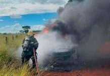 Caminhonete é consumida pelo fogo durante teste em estrada de Uberlândia Caminhonete destruída pelas chamas em uma estrada de terra na zona rural de Uberlândia.