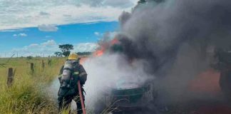 Caminhonete é consumida pelo fogo durante teste em estrada de Uberlândia Caminhonete destruída pelas chamas em uma estrada de terra na zona rural de Uberlândia.