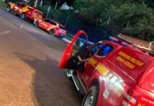 Carro submerge no Rio Paranaíba e mobiliza mergulhadores em Santa Vitória Equipe de mergulhadores do Corpo de Bombeiros realizando buscas no Rio Paranaíba em Santa Vitória