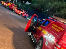 Carro submerge no Rio Paranaíba e mobiliza mergulhadores em Santa Vitória Equipe de mergulhadores do Corpo de Bombeiros realizando buscas no Rio Paranaíba em Santa Vitória