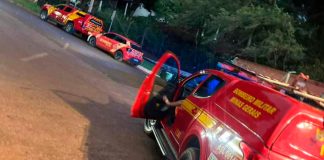 Carro submerge no Rio Paranaíba e mobiliza mergulhadores em Santa Vitória Equipe de mergulhadores do Corpo de Bombeiros realizando buscas no Rio Paranaíba em Santa Vitória