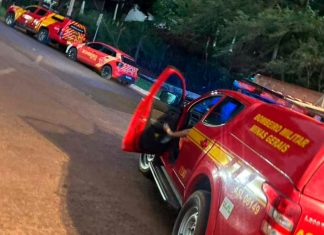 Carro submerge no Rio Paranaíba e mobiliza mergulhadores em Santa Vitória Equipe de mergulhadores do Corpo de Bombeiros realizando buscas no Rio Paranaíba em Santa Vitória