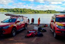 Corpos de pai e filha são encontrados em carro submerso; Bombeiros suspeitam de crime Equipes de resgate e mergulhadores trabalhando na margem do Rio Paranaíba para a retirada de veículo submerso.