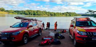 Corpos de pai e filha são encontrados em carro submerso; Bombeiros suspeitam de crime Equipes de resgate e mergulhadores trabalhando na margem do Rio Paranaíba para a retirada de veículo submerso.