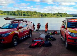 Corpos de pai e filha são encontrados em carro submerso; Bombeiros suspeitam de crime Equipes de resgate e mergulhadores trabalhando na margem do Rio Paranaíba para a retirada de veículo submerso.