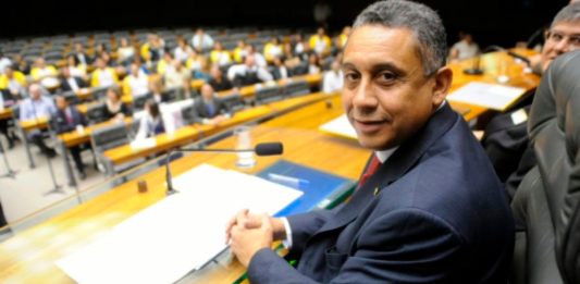 Vaga no TCU abre caminho para ex-prefeito Gilmar Machado assumir mandato de deputado federal Fotografia do ex-prefeito Gilmar Machado em ambiente legislativo ou oficial