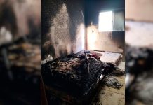 Incêndio atinge kitnets em Ituiutaba e bombeiros resgatam homem inconsciente Bombeiros trabalhando no combate ao fogo e resgate de vítimas em Ituiutaba.