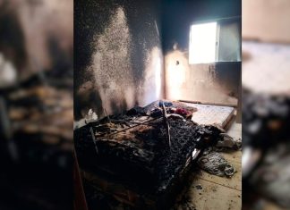 Incêndio atinge kitnets em Ituiutaba e bombeiros resgatam homem inconsciente Bombeiros trabalhando no combate ao fogo e resgate de vítimas em Ituiutaba.